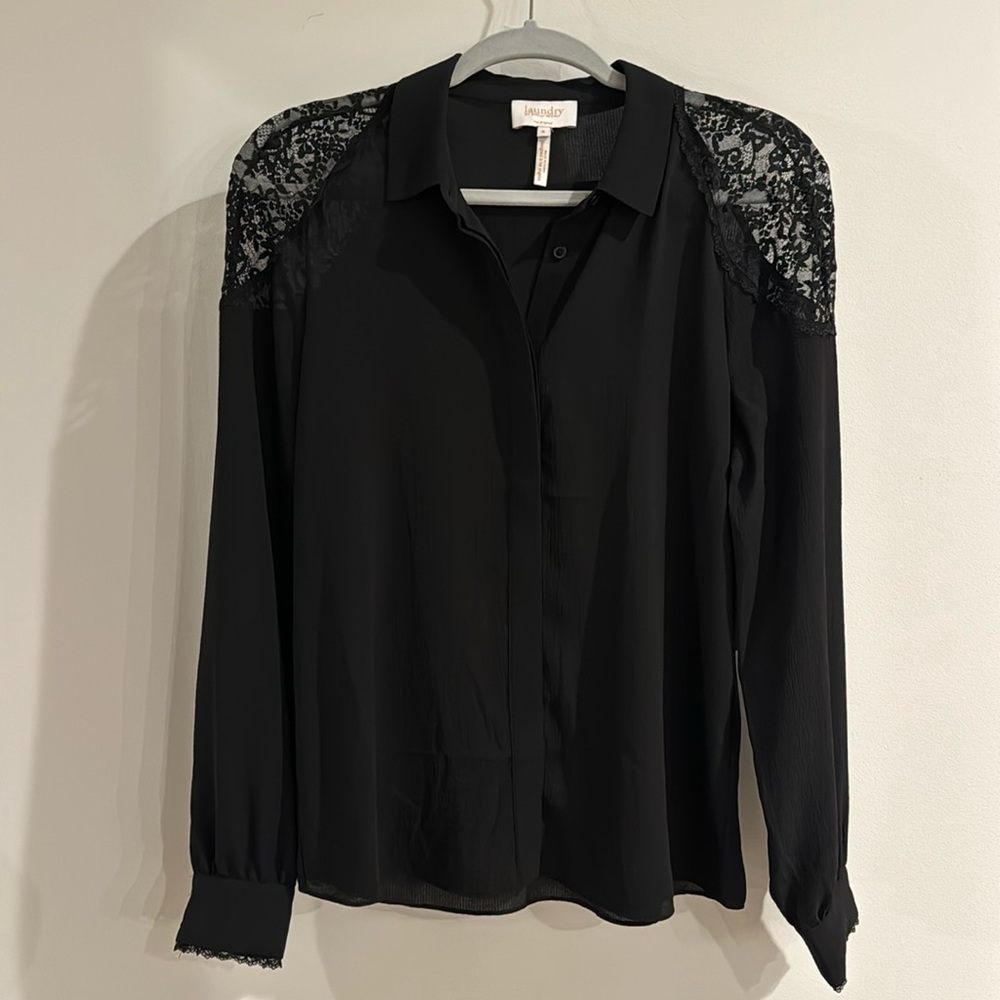 LAUNDRY by Shelli Segal BLOUSE with  LACE SHOULDER DETAIL, NWT, SiZE SM